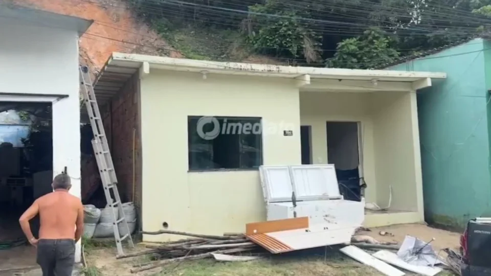 Barranco desaba sobre casa no Jorge Teixeira e família perde tudo