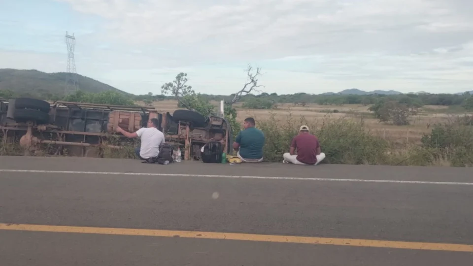 Caminhão frigorífico capota em trecho da BR-174, em Roraima