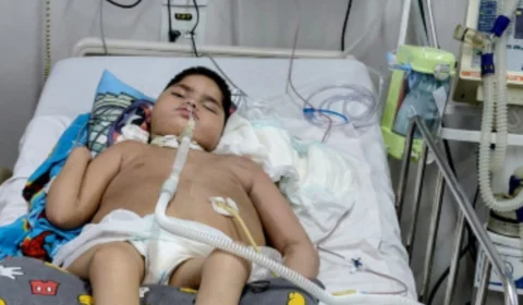 Mãe de adolescente acamado pede ajuda para comprar carrinho de churrasco e sustentar filho internado na UTI em Manaus