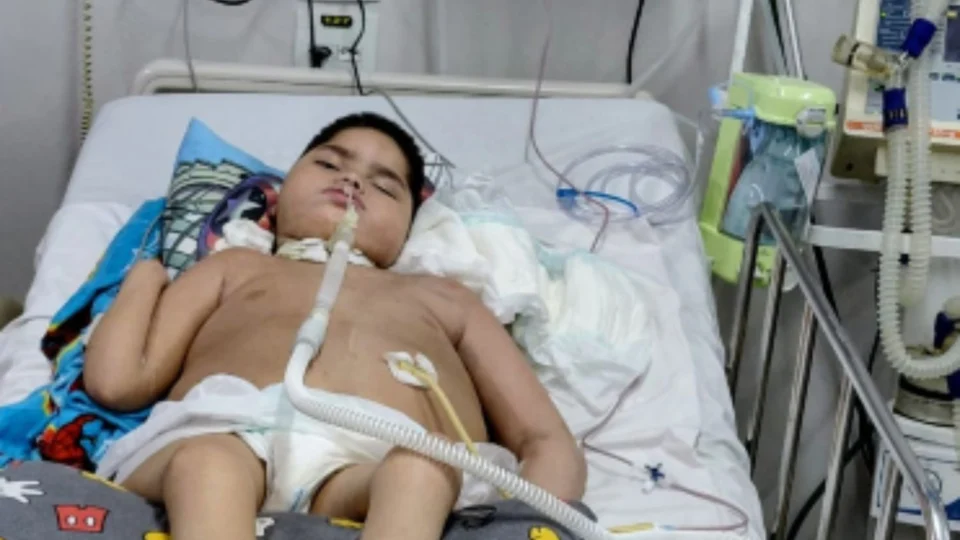 Mãe de adolescente acamado pede ajuda para comprar carrinho de churrasco e sustentar filho internado na UTI em Manaus