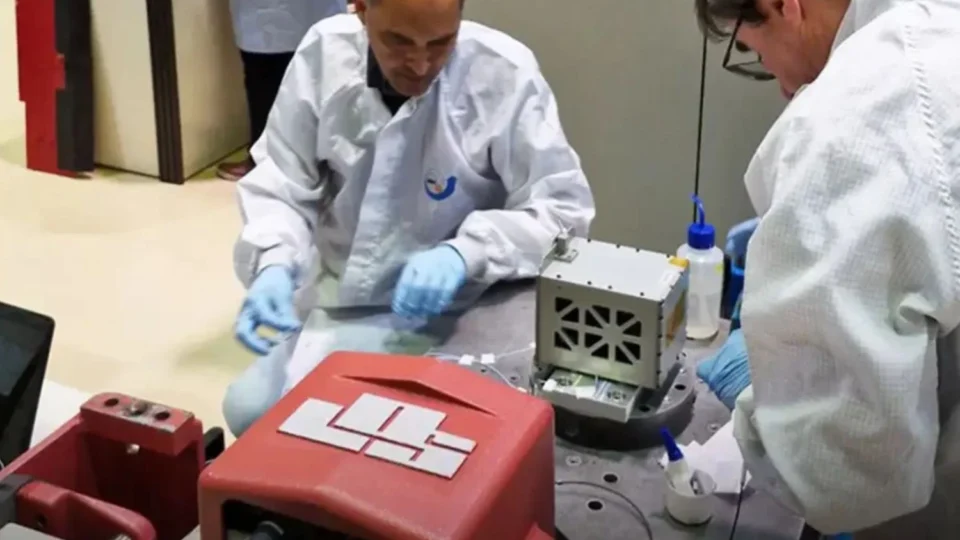 Foguete que levava satélites brasileiros desaparece após lançamento na Índia