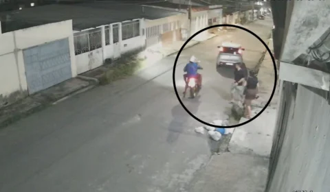 Veja: Casal é assaltado por motociclistas armados ao sair de residência na zona norte de Manaus