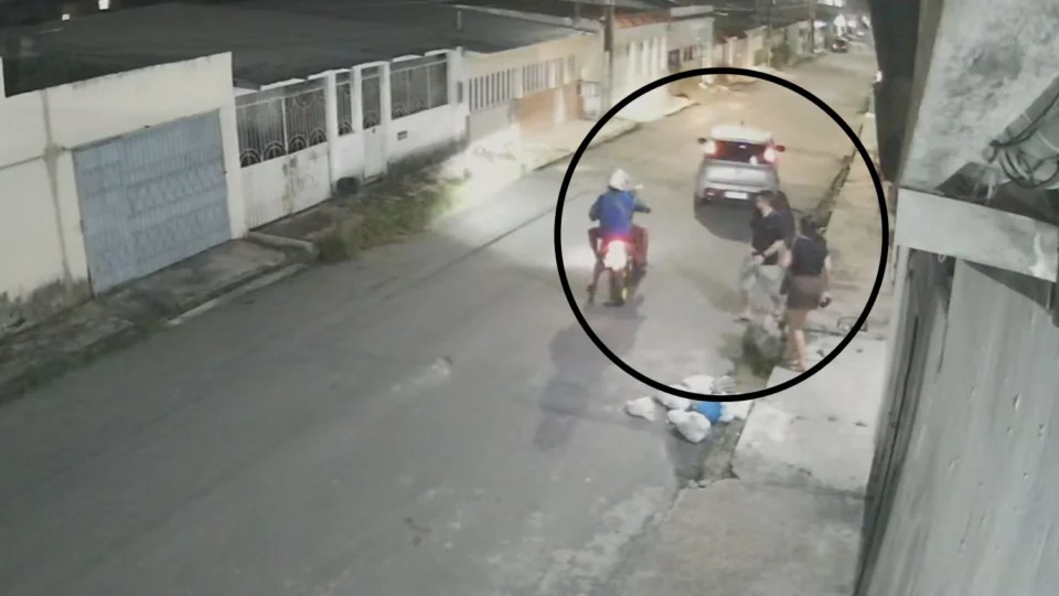 Veja: Casal é assaltado por motociclistas armados ao sair de residência na zona norte de Manaus