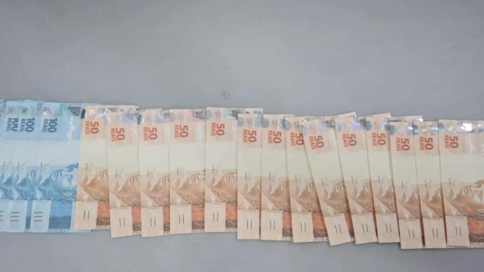 Veja o vídeo: Casal denuncia golpe de R$ 1.100 em notas falsas e relata ameaças após venda de celular em Manaus