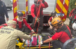 Vídeo: Veja o momento do resgate do caminhoneiro realizado pelo Corpo de Bombeiros no Cidade de Deus