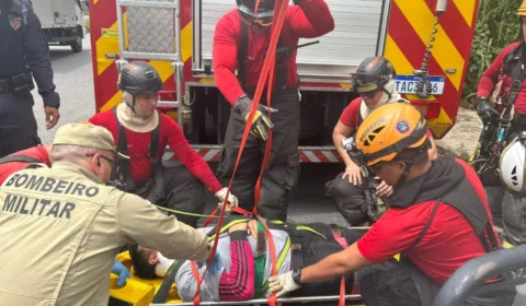 Vídeo: Veja o momento do resgate do caminhoneiro realizado pelo Corpo de Bombeiros no Cidade de Deus