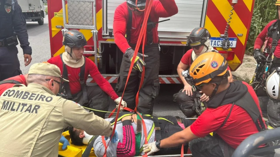 Vídeo: Veja o momento do resgate do caminhoneiro realizado pelo Corpo de Bombeiros no Cidade de Deus