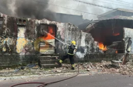 Veja os vídeos: Incêndio devasta fábrica de sofás e bombeiros lutam para salvar residências no bairro São Francisco