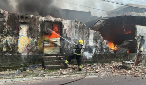 Veja os vídeos: Incêndio devasta fábrica de sofás e bombeiros lutam para salvar residências no bairro São Francisco