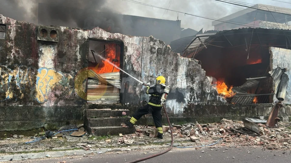 Veja os vídeos: Incêndio devasta fábrica de sofás e bombeiros lutam para salvar residências no bairro São Francisco