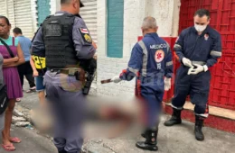 Veja o vídeo: Entregador é encontrado morto em calçada no Centro de Manaus