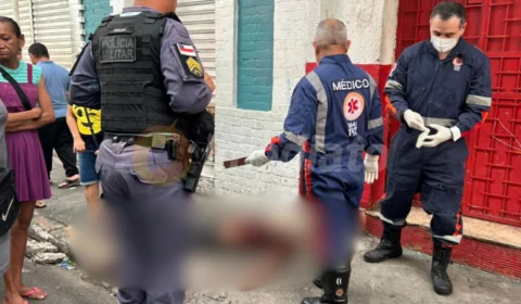 Veja o vídeo: Entregador é encontrado morto em calçada no Centro de Manaus