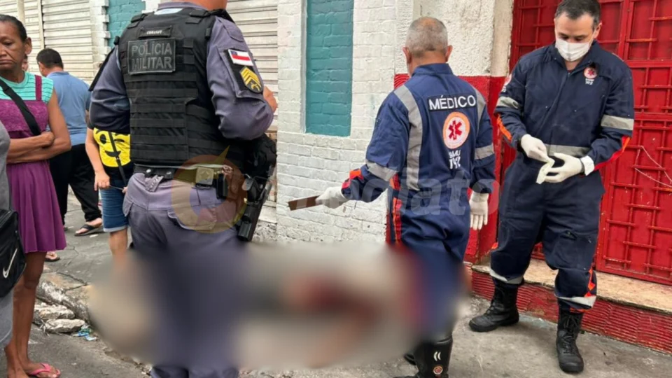 Veja o vídeo: Entregador é encontrado morto em calçada no Centro de Manaus