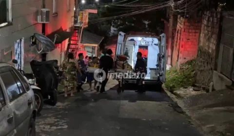 Motociclista perde o controle após falha nos freios e colide contra residência no bairro Aleixo