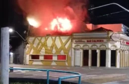 Veja o vídeo: Incêndio atinge tradicional Bar do Caldeira na zona Centro-Sul de Manaus