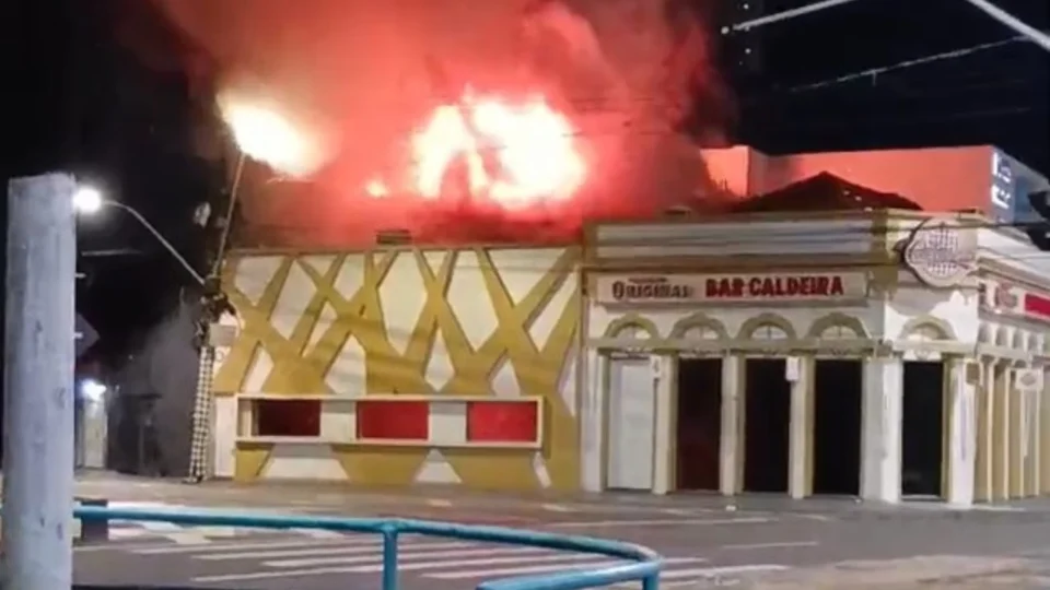Veja o vídeo: Incêndio atinge tradicional Bar do Caldeira na zona Centro-Sul de Manaus