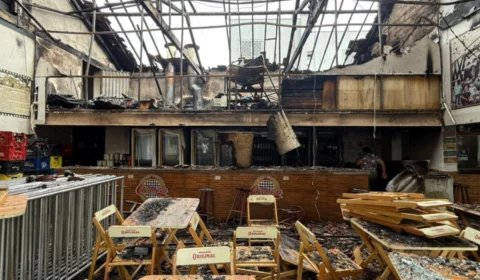 Após rescaldo, veja as imagens de como ficou o Bar do Caldeira após incêndio em Manaus