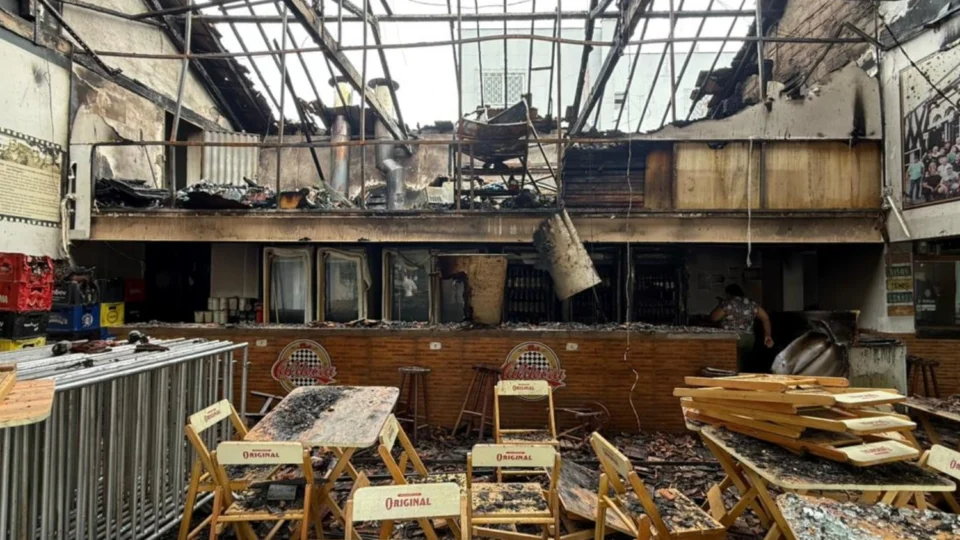 Após rescaldo, veja as imagens de como ficou o Bar do Caldeira após incêndio em Manaus
