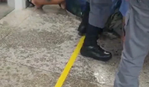 Vídeo: Homem espalha gasolina, ameaça incêndio e causa pânico em unidade de saúde de Manaus