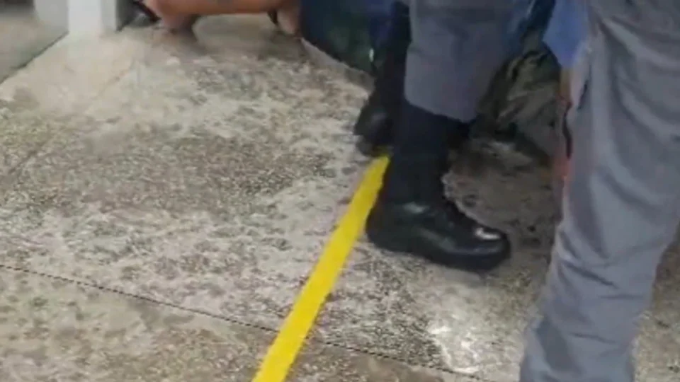 Vídeo: Homem espalha gasolina, ameaça incêndio e causa pânico em unidade de saúde de Manaus