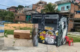 Veja o vídeo: Feto é abandonado dentro de caixa sobre quiosque de lanches na Colônia Oliveira Machado