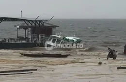 VÍDEO: Temporal provoca naufrágio de lancha escolar em Alvarães, no interior do Amazonas