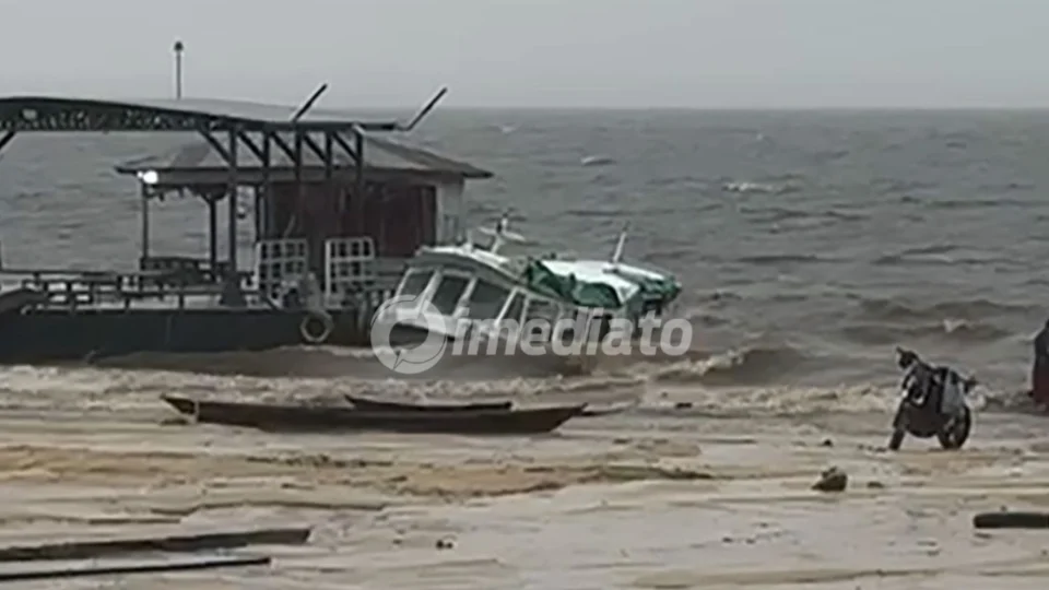 VÍDEO: Temporal provoca naufrágio de lancha escolar em Alvarães, no interior do Amazonas
