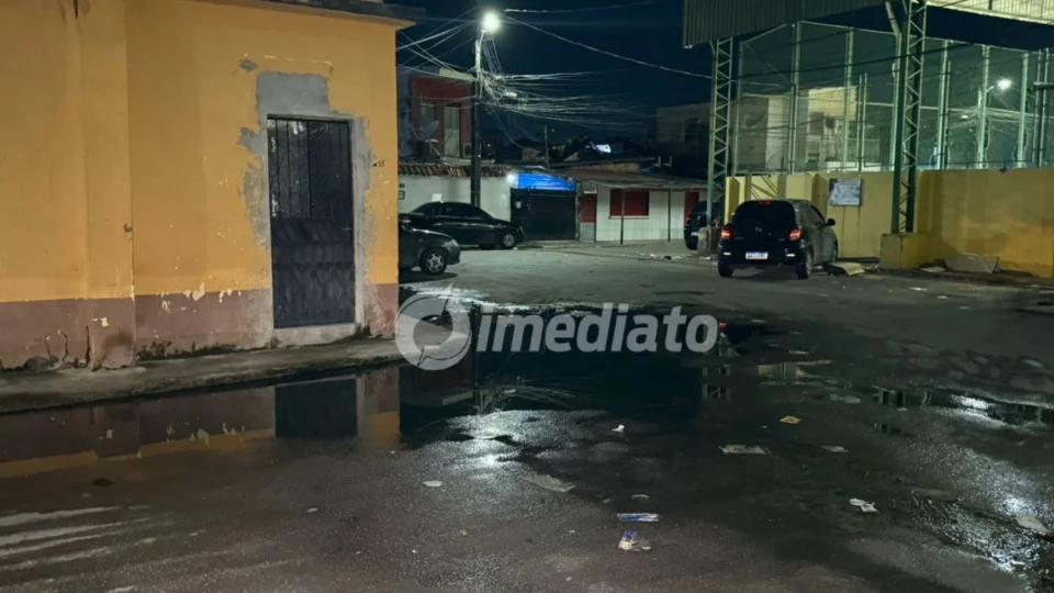 Alagamentos, buracos e esgoto entupido revoltam moradores da rua Edgar Neves, no bairro Crespo