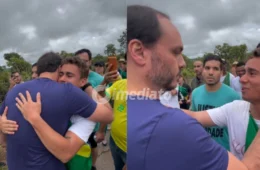 VÍDEO: Carlos Bolsonaro declara apoio à ‘Caminhada pela Liberdade’ de Nikolas Ferreira rumo a Brasília