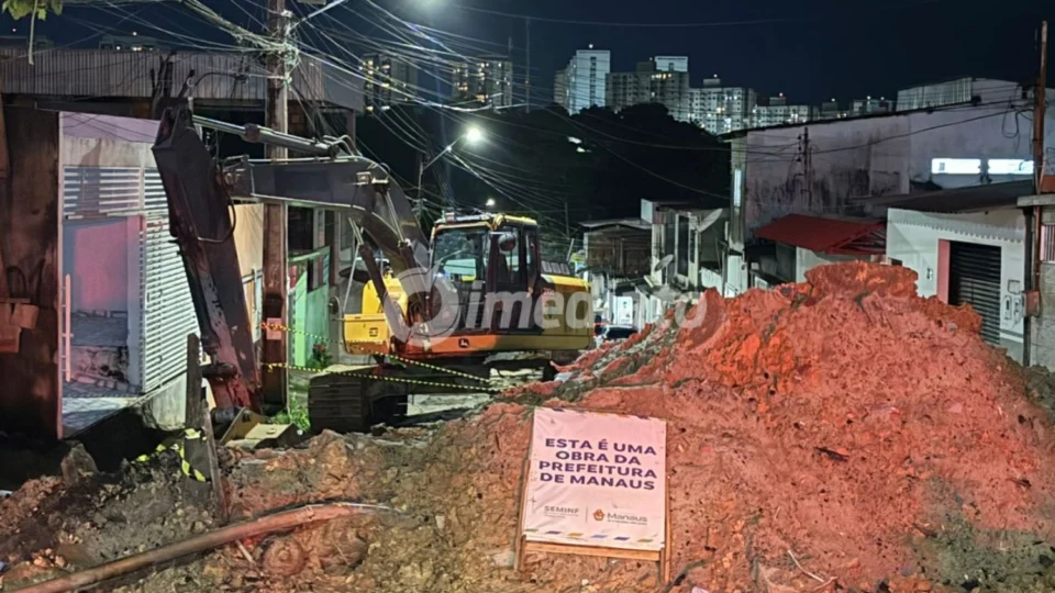 Cratera avança após forte chuva e provoca desabamento de residências no bairro Lírio do Vale, em Manaus