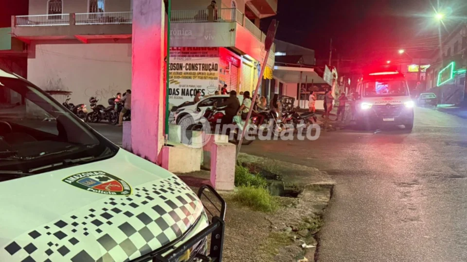 Capotamento após colisão entre dois carros deixa jovem ferida no bairro Cidade Nova