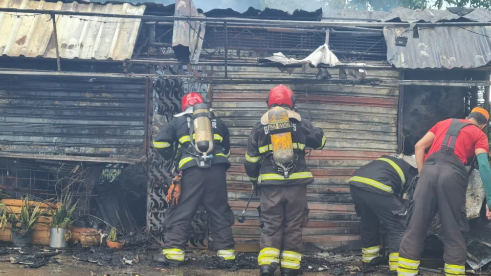 Lanchonete é destruída por incêndio provocado por curto-circuito na zona Sul de Manaus
