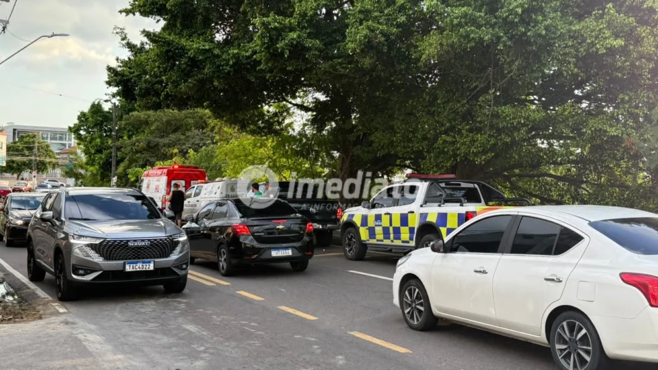Motociclista fica ferido após colisão com caminhonete no Parque Dez, em Manaus