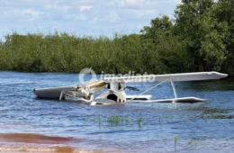 URGENTE: Avião de pequeno porte cai em praia próxima à Ponte Rio Negro, em Manaus