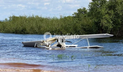 URGENTE: Avião de pequeno porte cai em praia próxima à Ponte Rio Negro, em Manaus