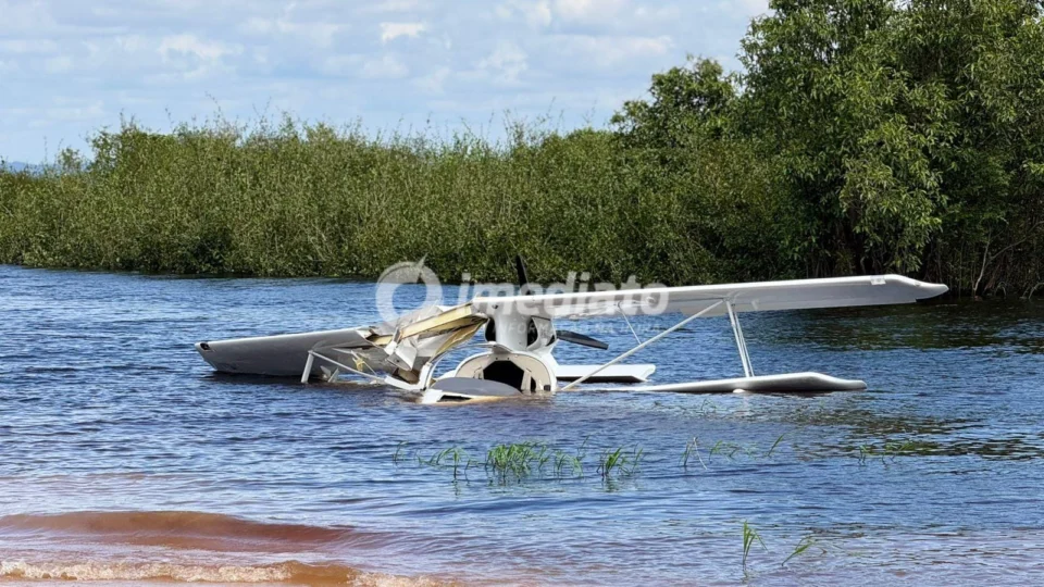 URGENTE: Avião de pequeno porte cai em praia próxima à Ponte Rio Negro, em Manaus