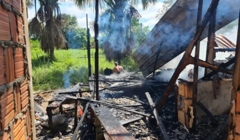 Mãe com quatro filhos que veio de Carauari para tratar criança com doença respiratória perde tudo em incêndio