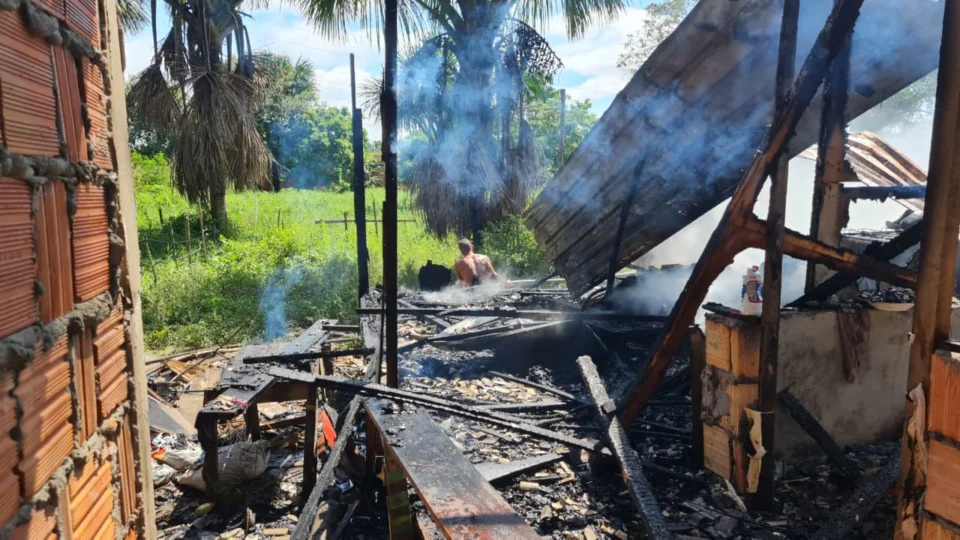 Mãe com quatro filhos que veio de Carauari para tratar criança com doença respiratória perde tudo em incêndio