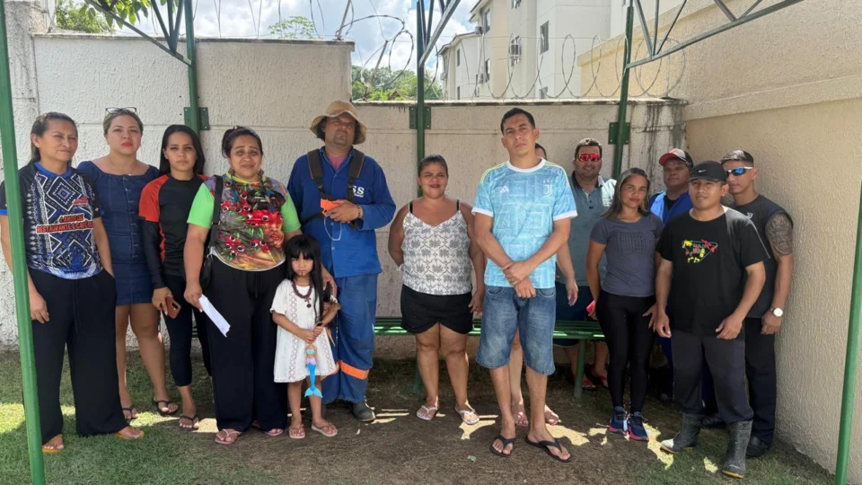 Mães denunciam suspensão de rota escolar que atendia alunos e comunidade indígena em Manaus