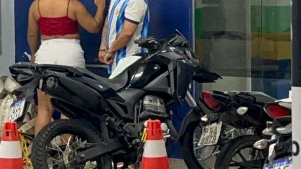 Casal é preso por tráfico de drogas após ser flagrado sem capacete em Manaus