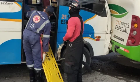 Imagens mostram motorista sendo levado ao hospital após grave colisão entre rotas em Manaus