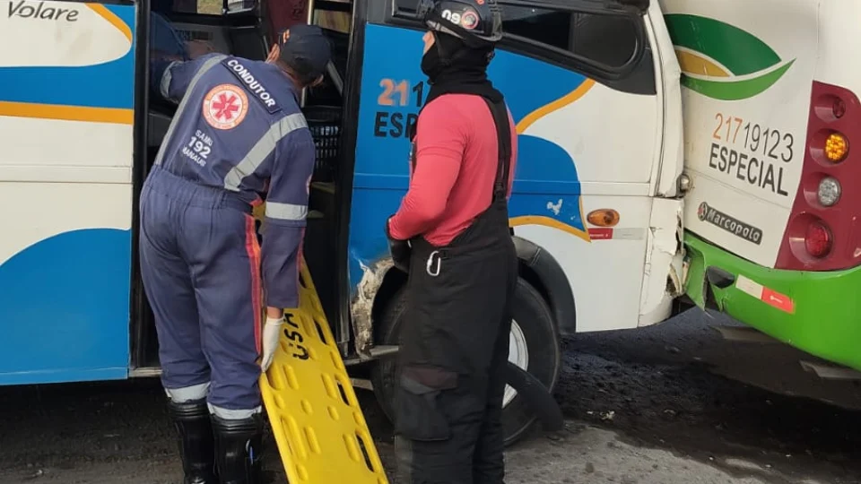 Imagens mostram motorista sendo levado ao hospital após grave colisão entre rotas em Manaus