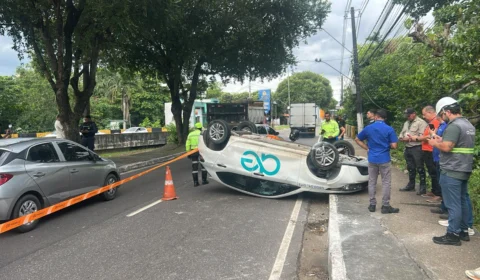 Acidente entre caçamba e veículo de concessionária de água é registrado em avenida de Manaus