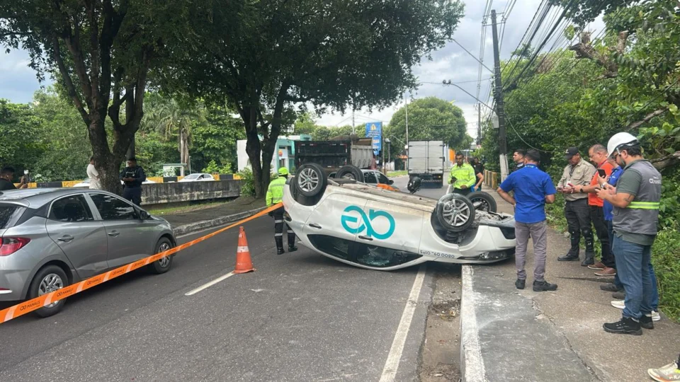 Acidente entre caçamba e veículo de concessionária de água é registrado em avenida de Manaus