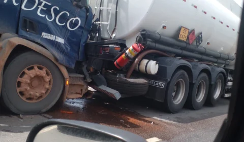 Engavetamento envolvendo duas carretas e três carros causa lentidão na Torquato Tapajós, em Manaus