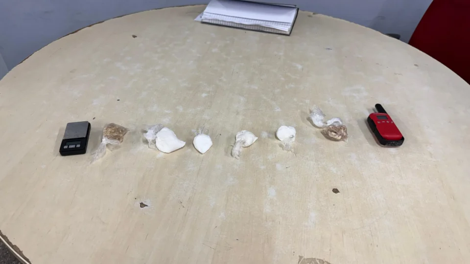 VÍDEO: polícia Militar prende homem com drogas, radinho e balança de precisão em Manaus