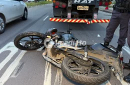 Motociclista fica ferido após colisão com carreta no Distrito Industrial de Manaus
