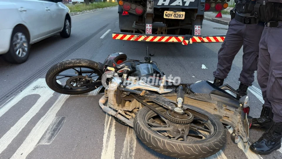 Motociclista fica ferido após colisão com carreta no Distrito Industrial de Manaus