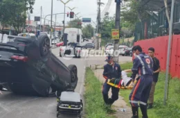 Motorista capota após cochilar ao volante e bater em mureta na Avenida Rodrigo Otávio
