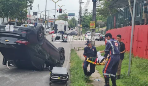 Motorista capota após cochilar ao volante e bater em mureta na Avenida Rodrigo Otávio